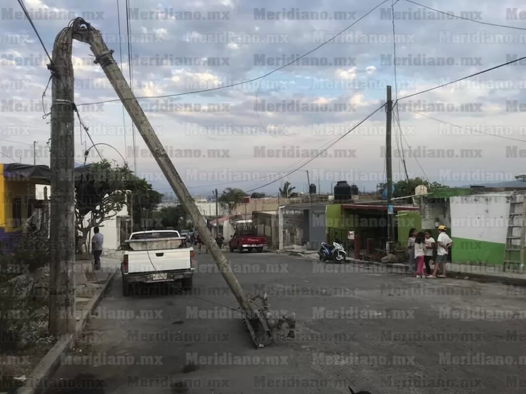 Postes de la CFE en mal estado ponen en riesgo la vida de los tepicenses