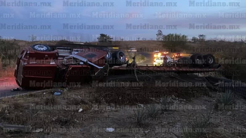 Aparatosa volcadura en la carretera Guadalajara-Tepic
