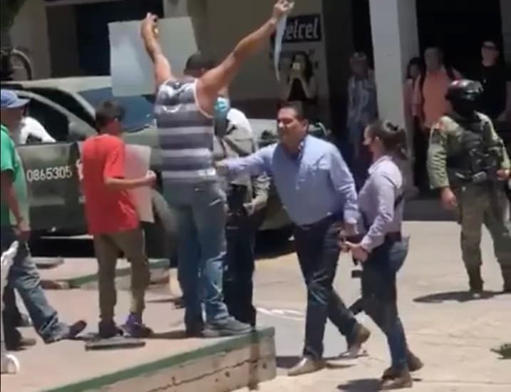 VIDEO: Gobernador agrede a manifestante; \"Nos estaban insultando\", justifica