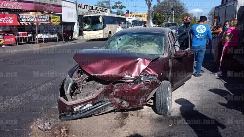 Aparatoso accidente la Insurgentes y Alaska: Reportan un herido
