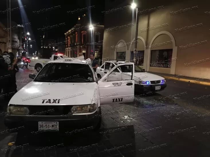 ¡Carambola en el Centro de Tepic!: Dos taxis y un Altima los implicados