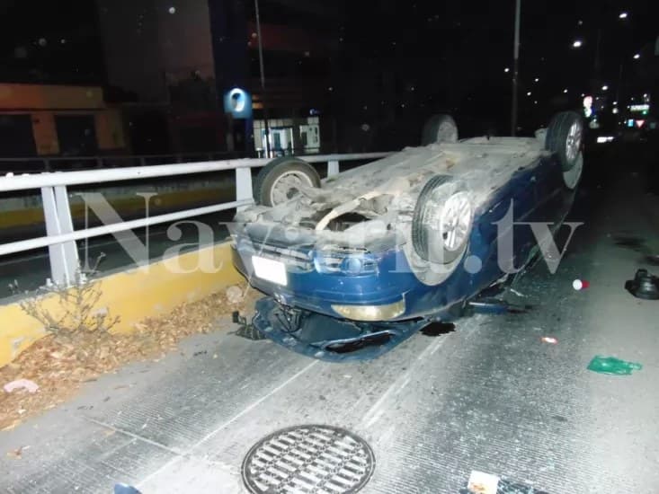 Aparatosa volcadura sobre la avenida Insurgentes de Tepic