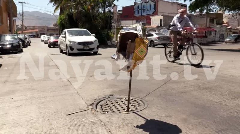 Piden al SIAPA Tepic que cambien la tapa de alcantarilla dañada en el fraccionamiento Las Aves