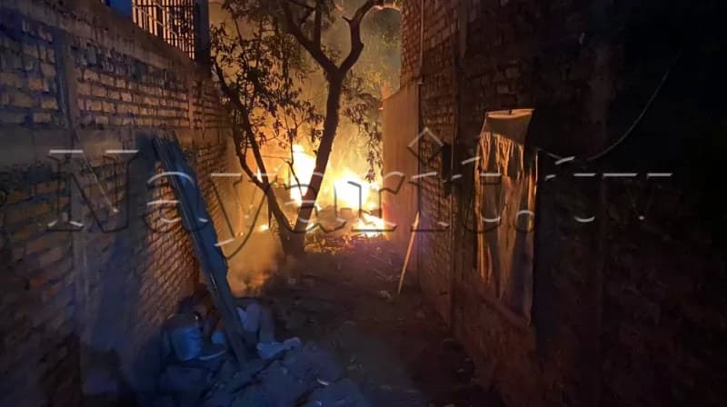 Patio de vivienda se incendia en la colonia Puerta de la Laguna en la capital Nayarita