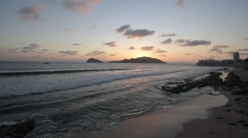 Mazatlán. Rescatan a tres turistas arrastrados por el mar