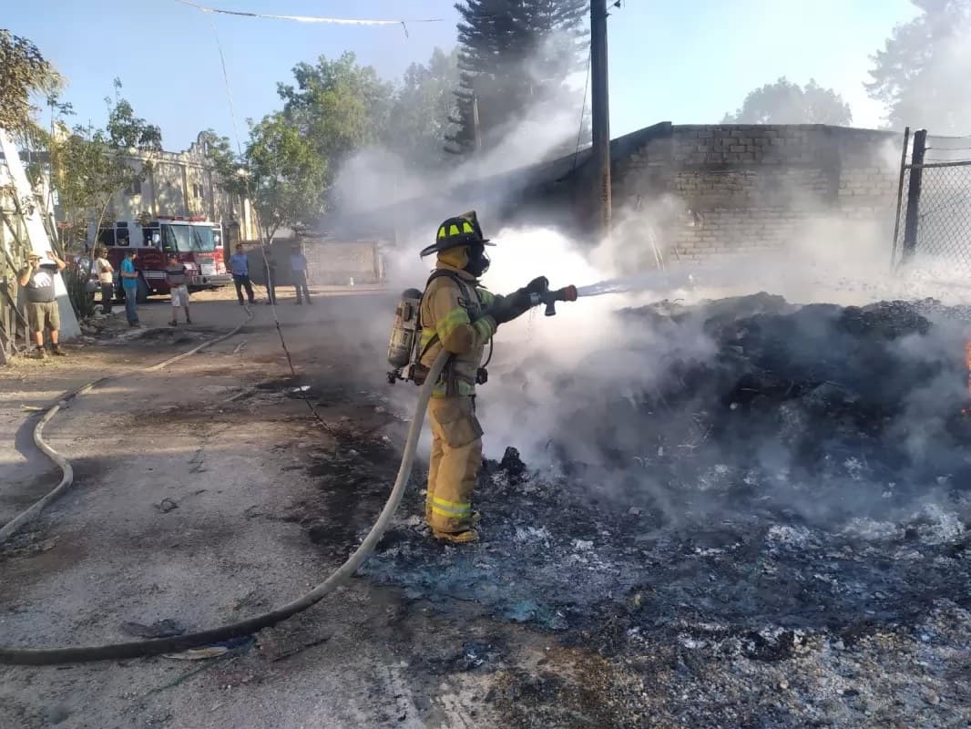 Sofocan Bomberos de Nayarit incendio en fábrica ubicada en el Armadillo
