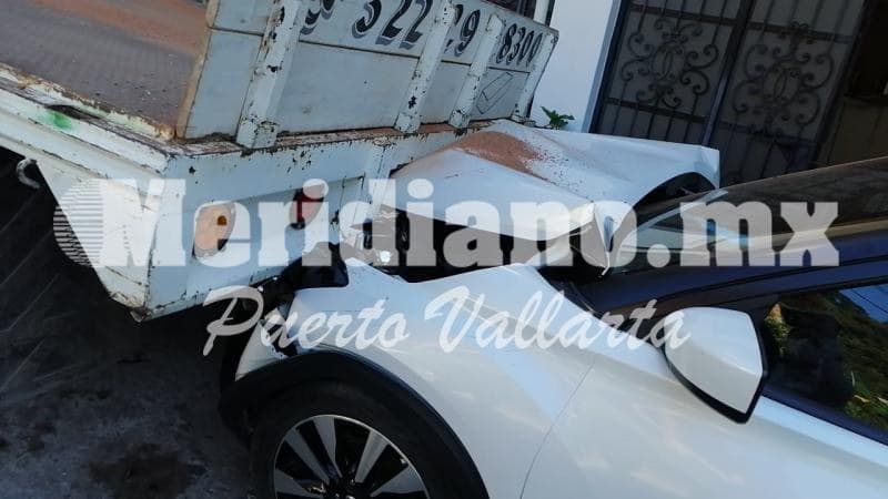 Camioneta ladrillera… ¡destrozó una kicks en la buenos aires!
