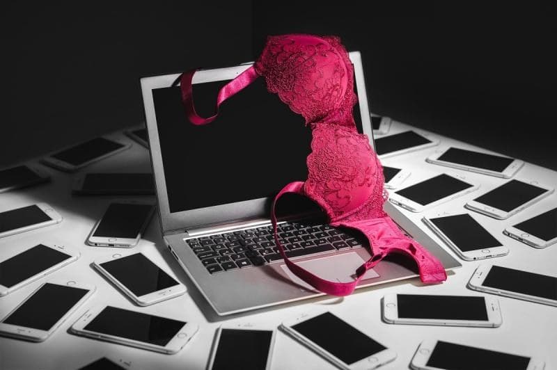 Mujeres realizan decenas de denuncias por fraudes en Facebook