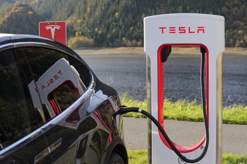 Elon Musk acusa a fabricante chino Xpeng de robar códigos de Tesla y Apple