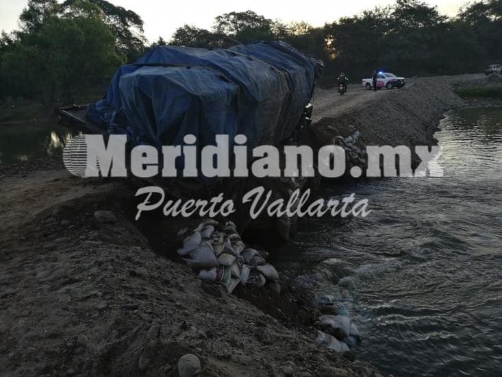 En el primer “paso del guayabo”… ¡por poco vuelca torton cargado!