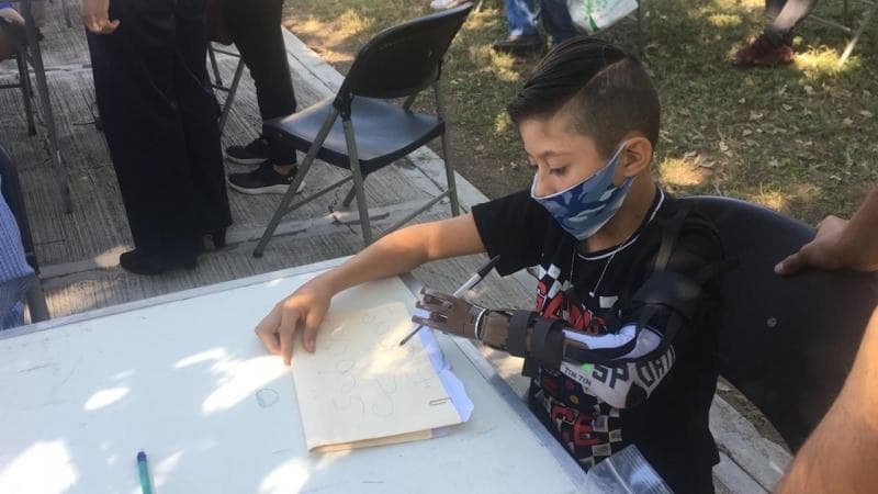 Apoyan con prótesis de manos a más de 150 tepicenses