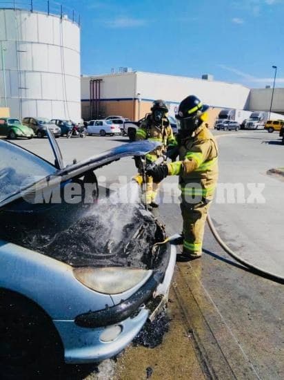 En estacionamiento de fórum… ¡se quemó un vehículo!