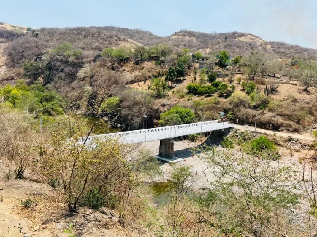 Con obras de comunicación dignas y seguras Navarro Quintero sigue uniendo a Nayarit con el mundo