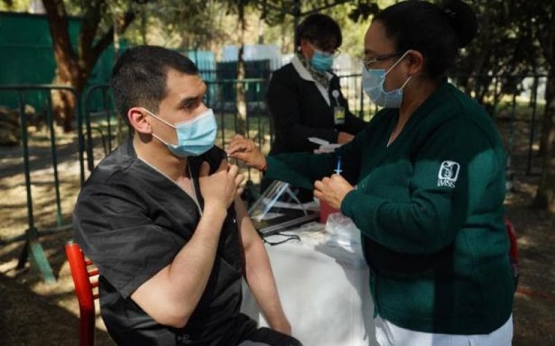 Anuncian multas a director de hospital por uso de influencias en vacunación