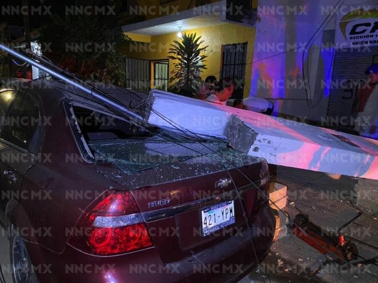 Puerto Vallarta. Camión tumba muro y aplasta vehículo en la Garza Blanca