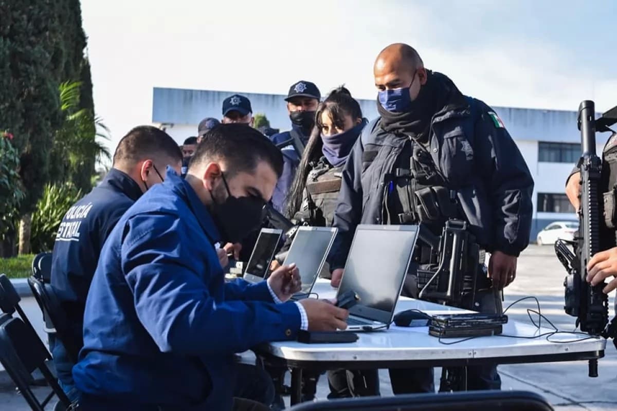 Pagan aguinaldo pendiente a policías y trabajadores de confianza