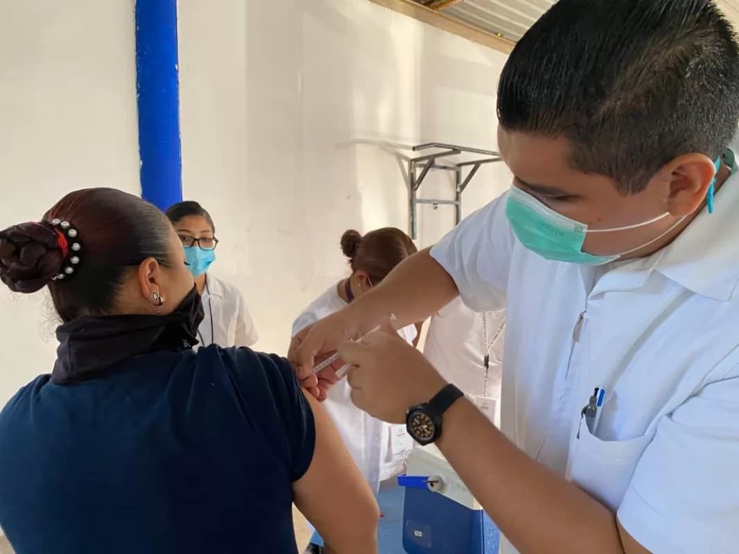 Vacunarán a elementos de seguridad, reclusos y funcionarios públicos