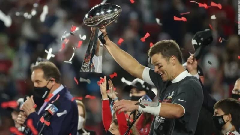 Tom Brady llegó en yate de 40 millones de pesos a desfile de Buccaneers