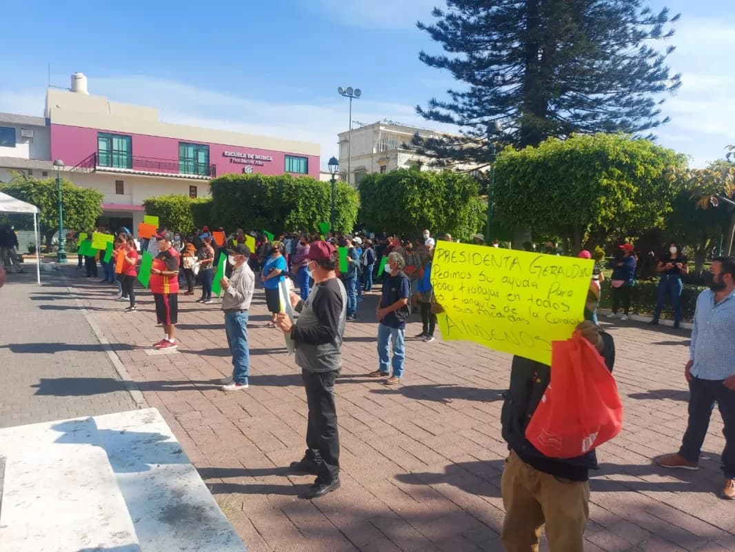 \"Tenemos hambre Geraldine\": Protestan tianguistas frente al Ayuntamiento