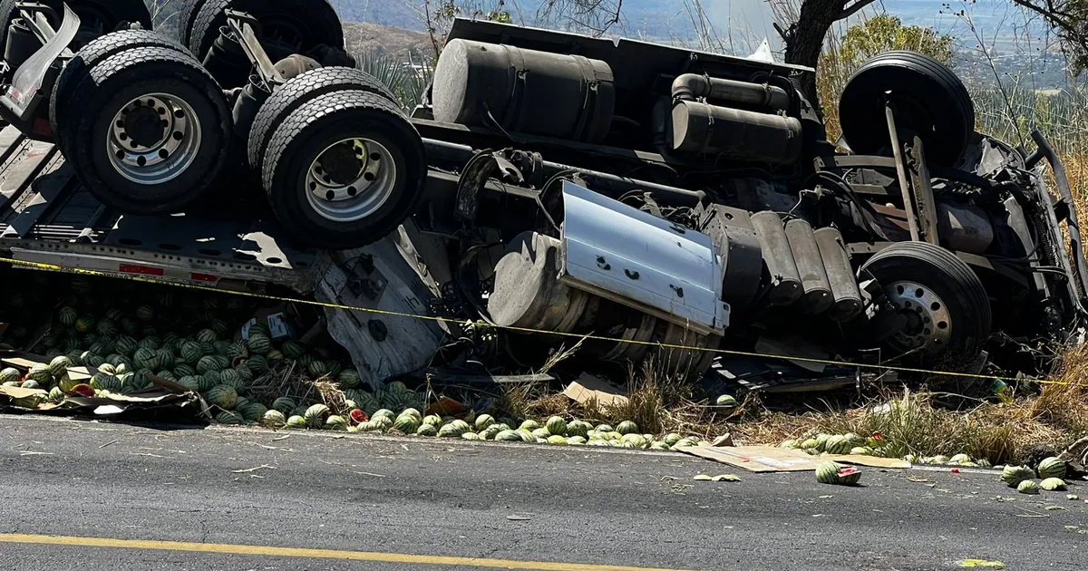 Motociclista muere tras volcadura de tráiler en carretera Tepic-Guadalajara