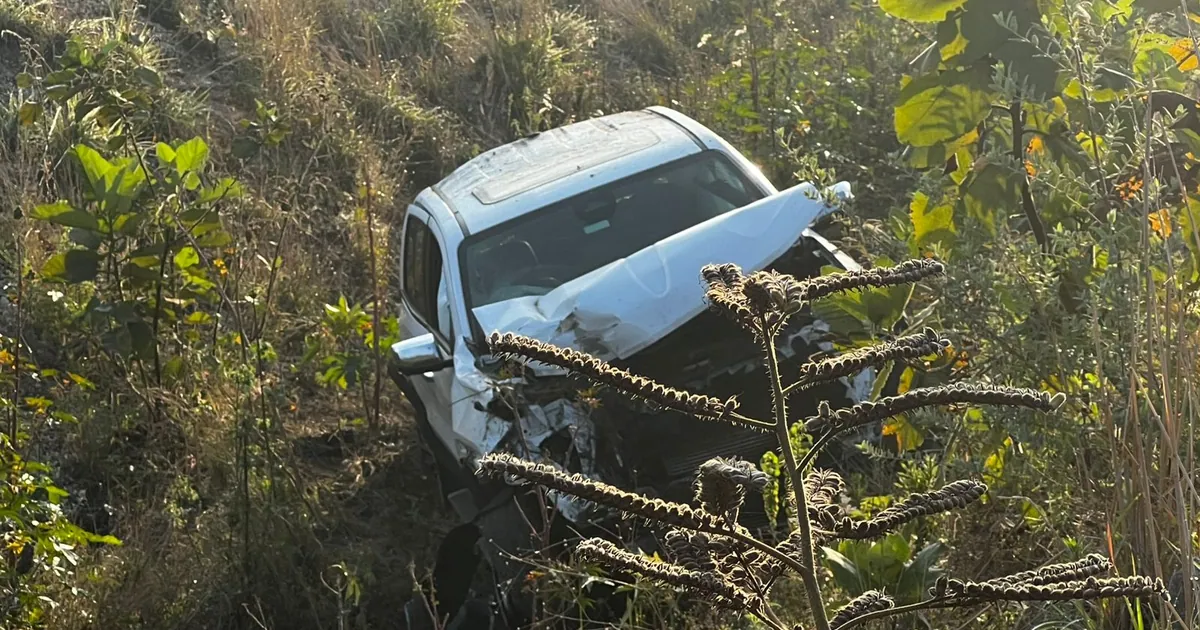 Abandonan camioneta tras chocar contra luminaria en libramiento de Tepic