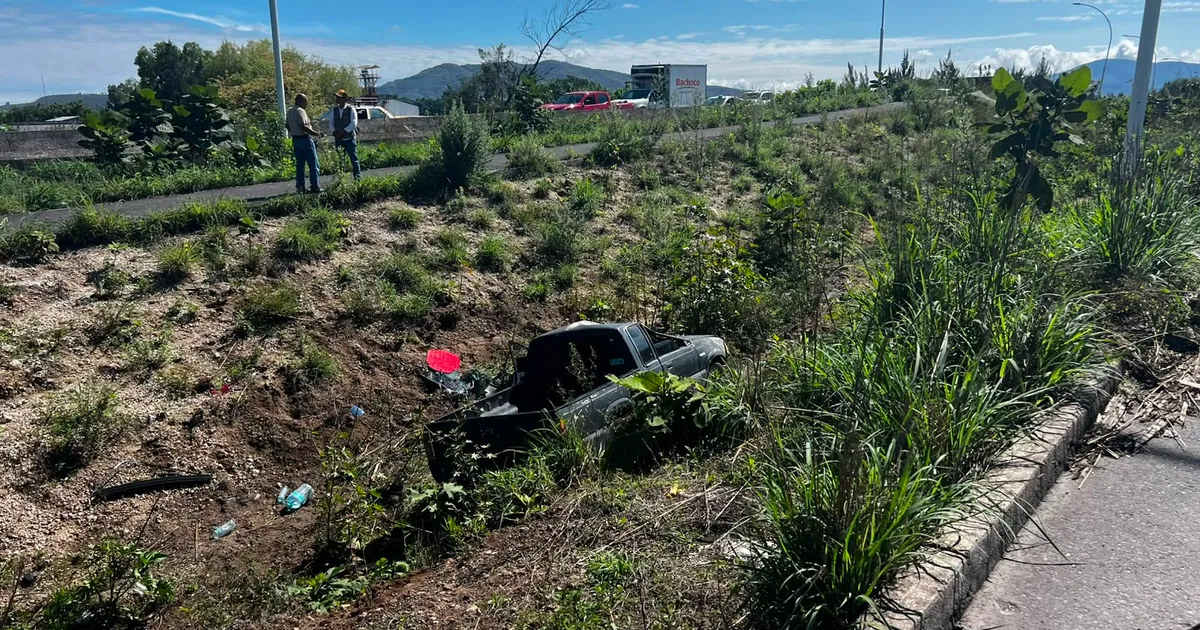 Camioneta cae a barranco en libramiento carretero de Tepic; dos jóvenes lesionados