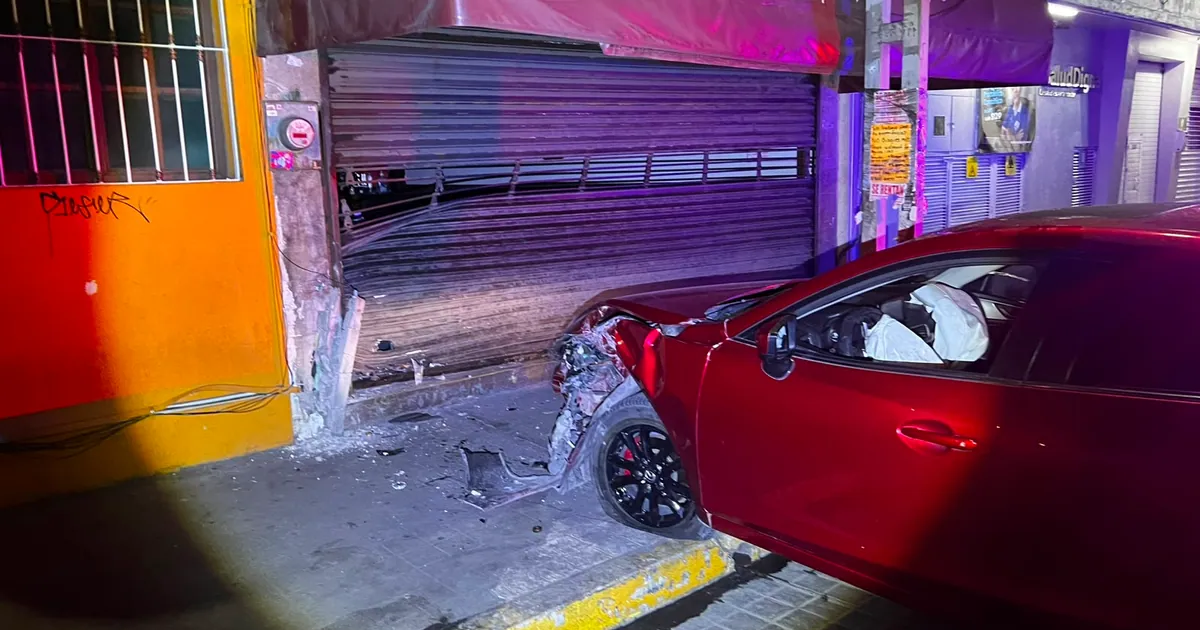 Choque en avenida México y Allende deja camioneta destrozada y huidos