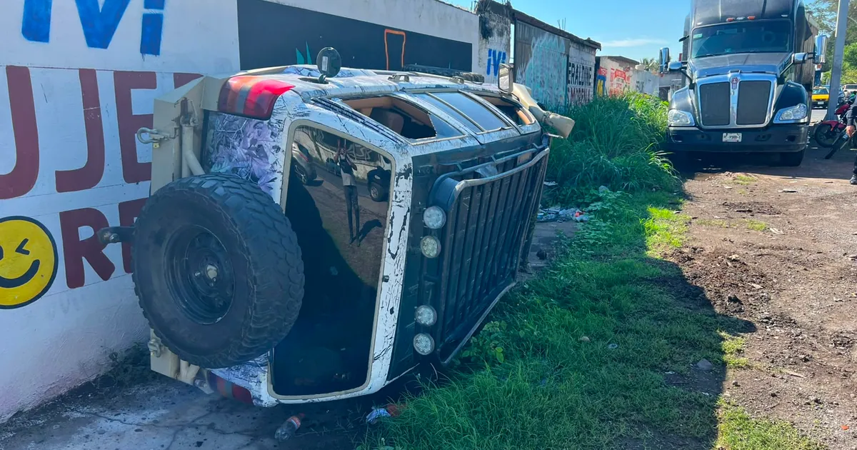 Volcadura en Libramiento Tepic: llanta suelta provoca accidente en Colonia Moctezuma