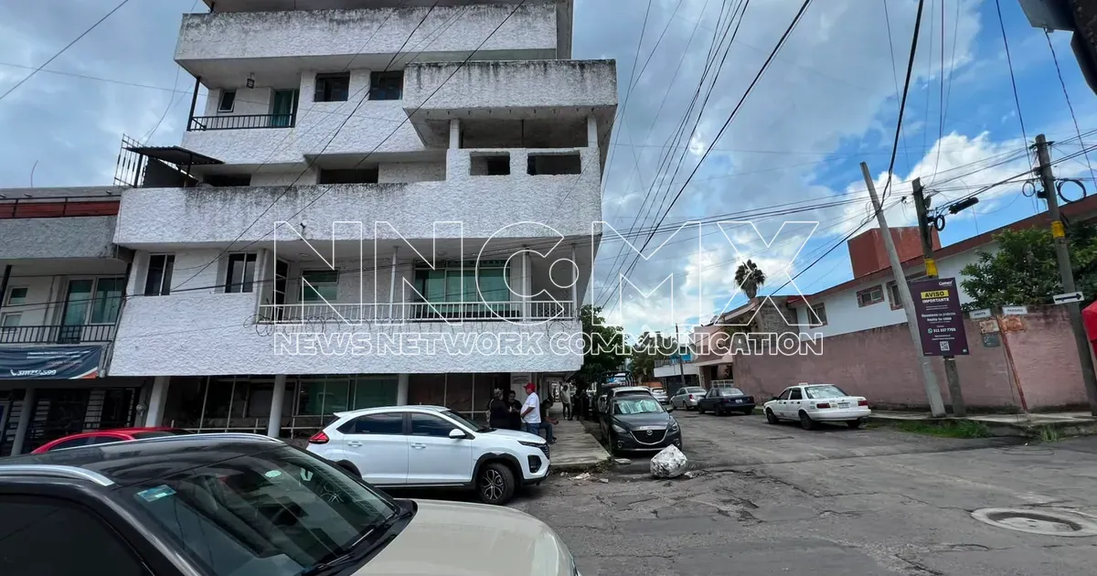 Hallan mujer suspendida en ventana; novio es asegurado por rastros de violencia