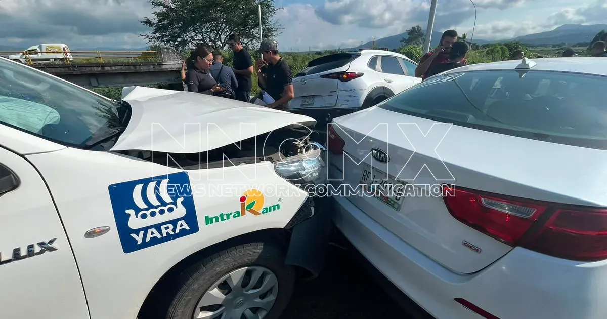 Choque en cadena de cuatro vehículos en el Libramiento hacia Mazatlán en Tepic