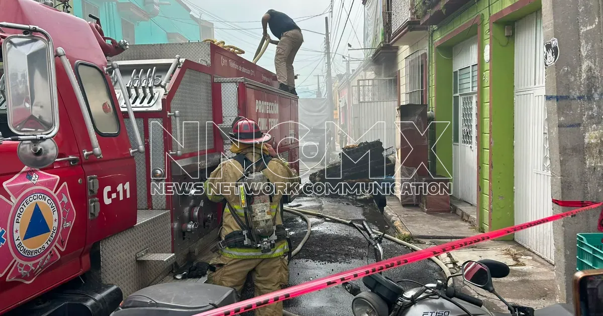 Incendio en mueblería de Tepic deja tres personas atendidas por humo (1 de 10)