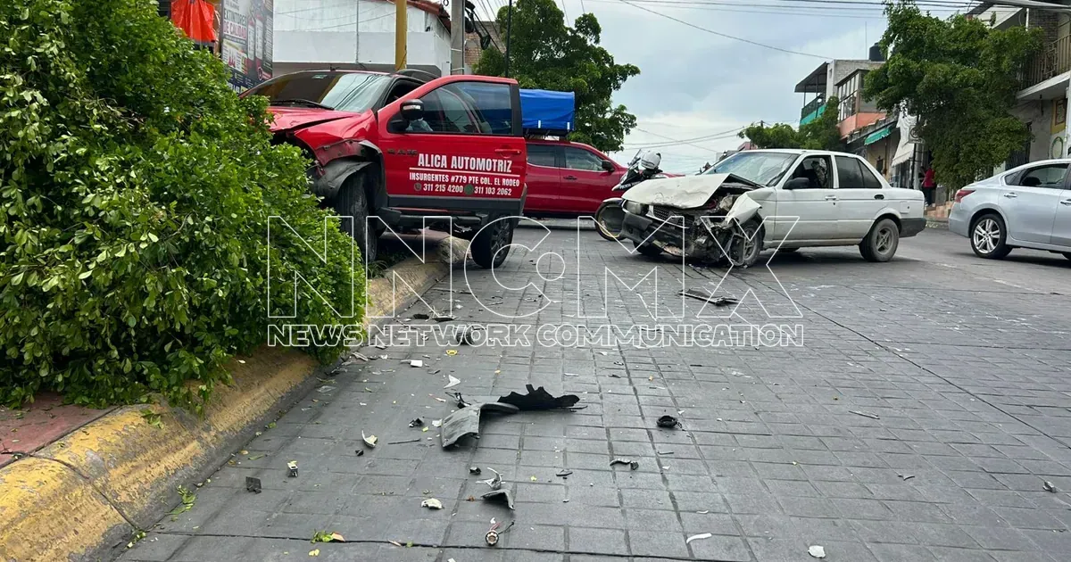 Choque frontal en Victoria y Puebla deja una menor lesionada y camioneta incrustada en árbol (1 de 7)