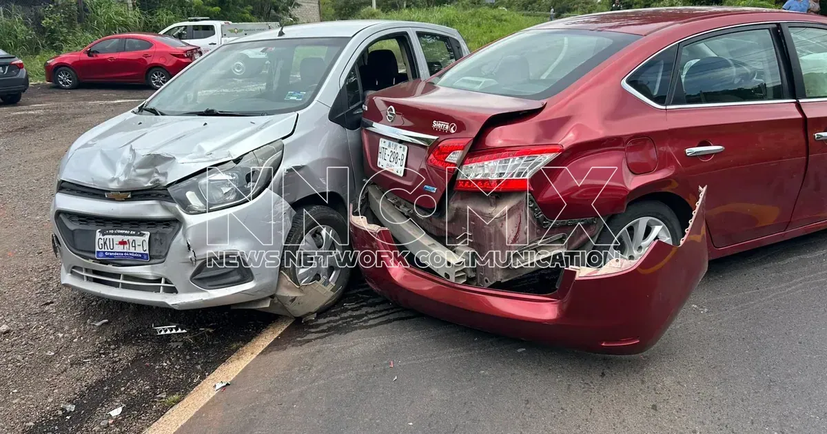 Choque triple en la carretera 15 Tepic-Mazatlán deja un lesionado en el kilómetro 10 (1 de 8)