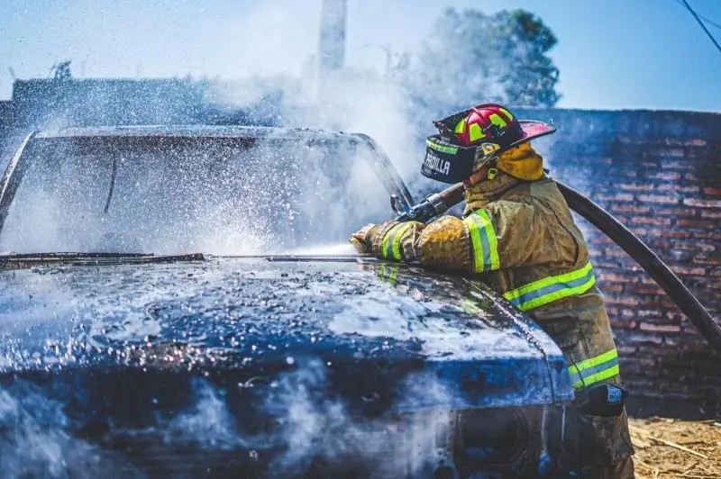 Camioneta calcinada en la colonia Gobernadores