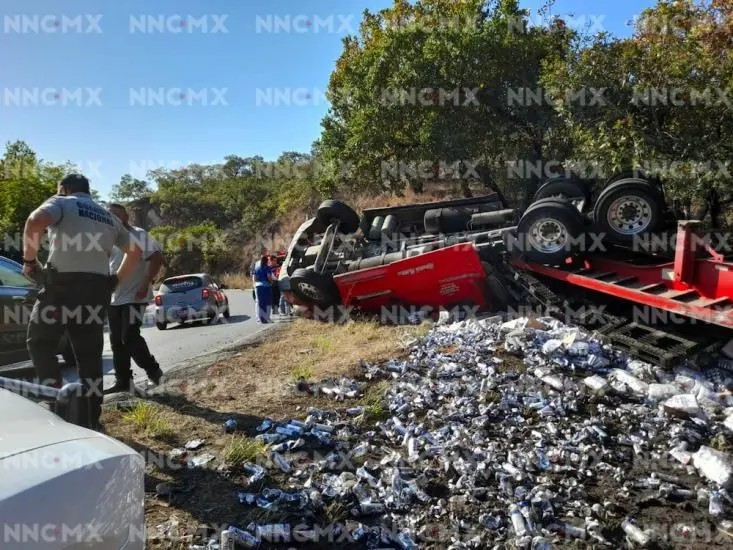 Vuelca tráiler cargado de cerveza en la México 200; Rapiña no se hace esperar
