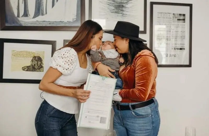 Existen barreras para quienes quieren ser padres: Integrante LGBT