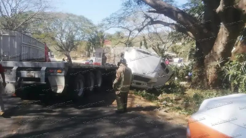 Carretera federal 200 bloqueada por accidente de tráiler: Protección Ciudadana