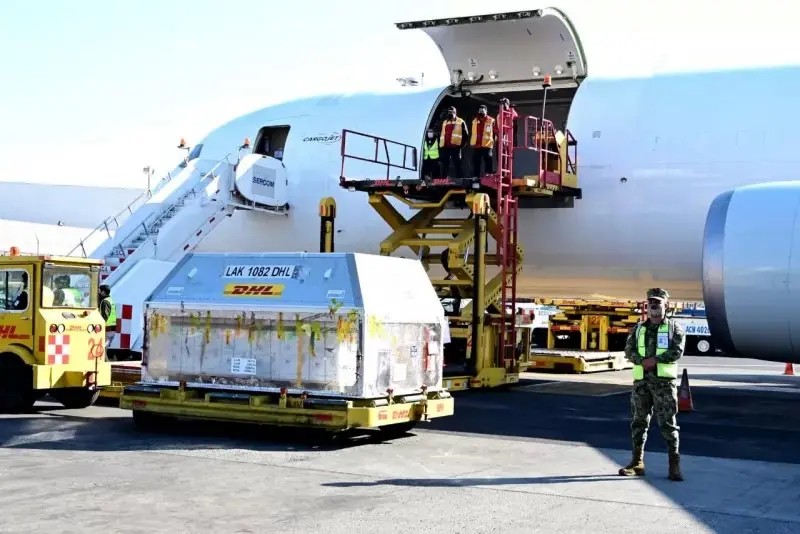 Arriban a México 175 mil 625 vacunas contra Covid-19 de Pfizer