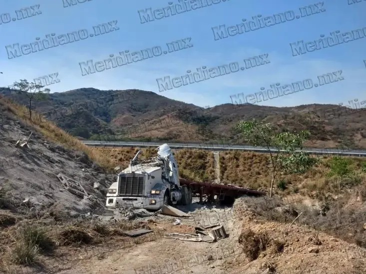 Aparatosa volcadura de tráiler en la Compostela-Jala