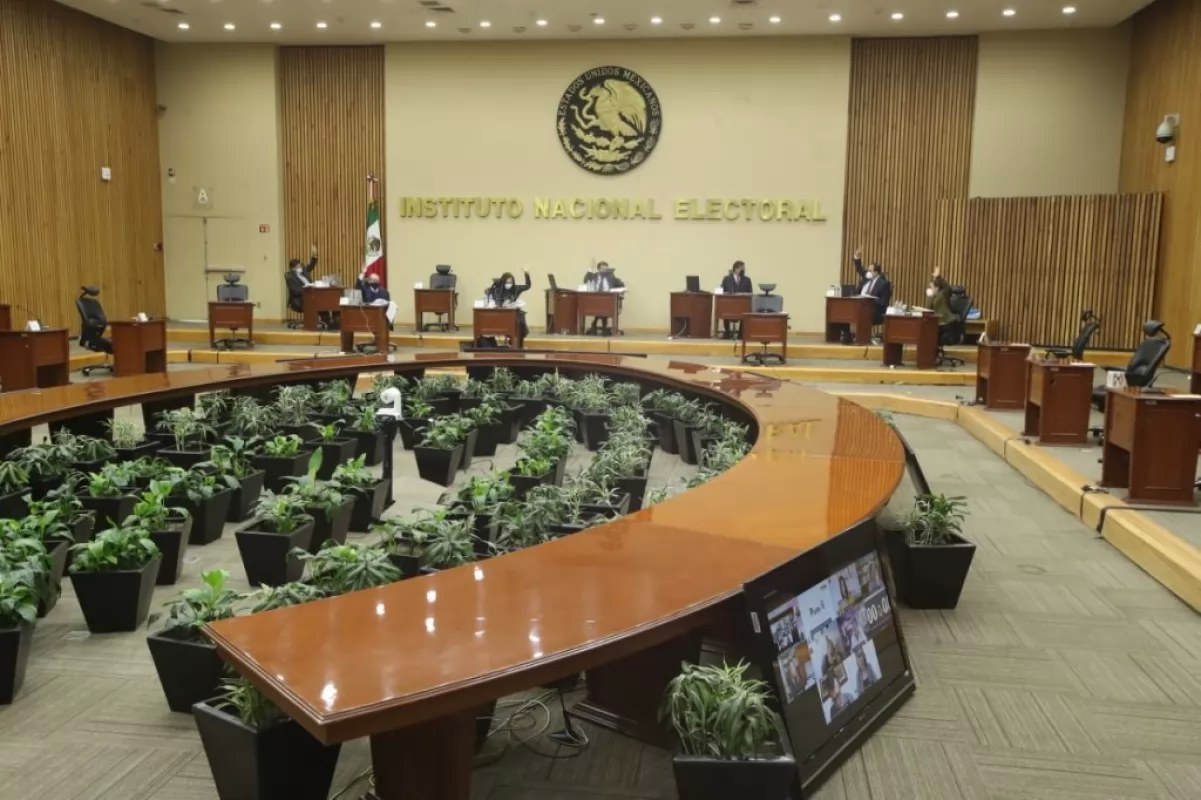 INE acata sentencias y continúa con la revocación de mandato