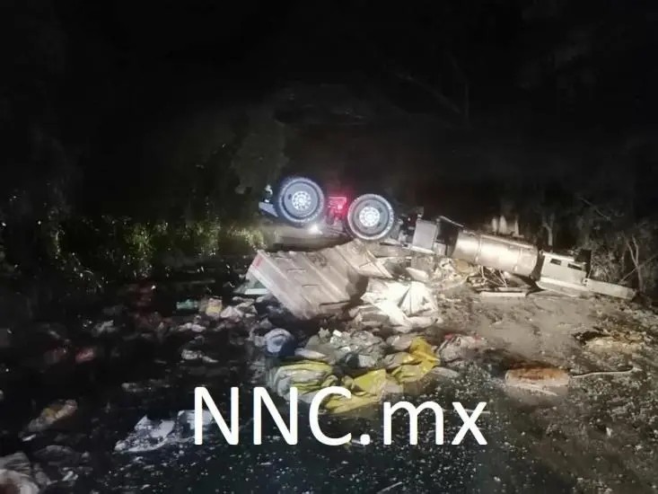 Bloqueada la carretera federal 200 se registra volcadura