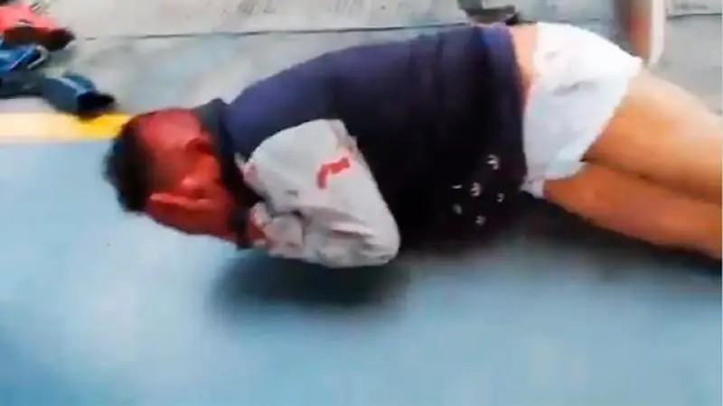 VIDEO: Ladrón es golpeado por pasajeros en Los Reyes, Edo Mex. (Imágenes sensibles)