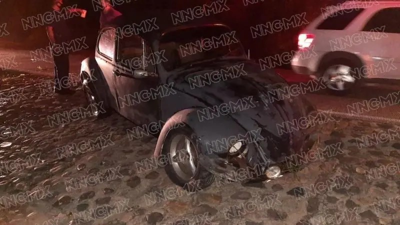 Puerto Vallarta. Vochito provoca  aparatoso choque