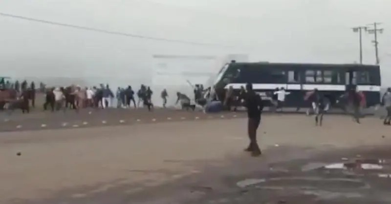 Deja varios heridos enfrentamiento entre policías y normalistas en Michoacán