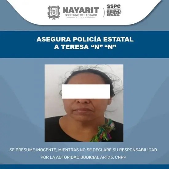 Mujer  toca  los barrotes