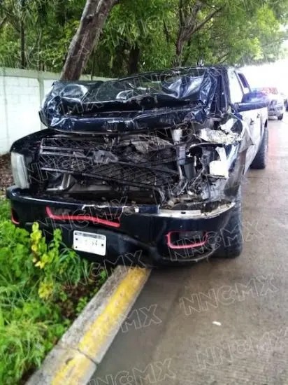 Camioneta chocó contra un camión de volteo