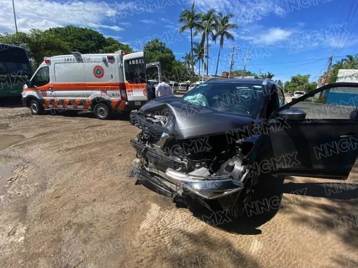 Camioneta destrozada en aparatoso accidente
