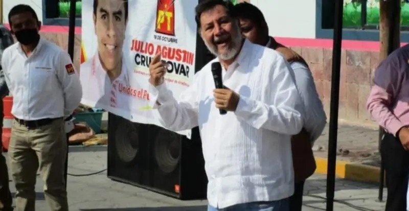 VIDEO: Avientan huevos y jitomates a Fernández Noroña en Hidalgo