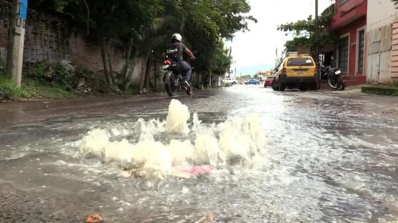 Tepic. Comerciantes piden al SIAPA reparar fuga de aguas negras en Los Fresnos