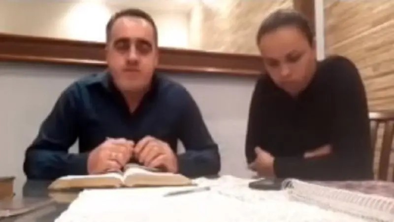 VIDEO: Pastor evangélico agrede a su esposa mientras transmitía en vivo